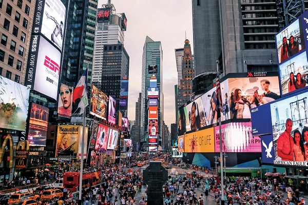 ▲行色匆匆的路人，能否在紐約時代廣場眾多繽紛閃爍的廣告中，抓到甚麼影像語言？