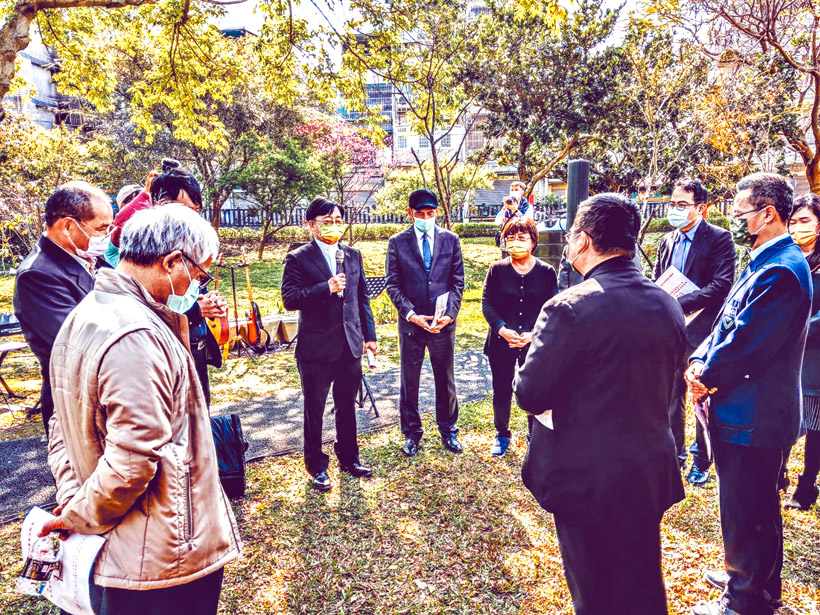 桃基盟眾牧者齊聚南上公園為馬偕宣教紀念碑設立讚美禱告。（梁敬彥攝影）