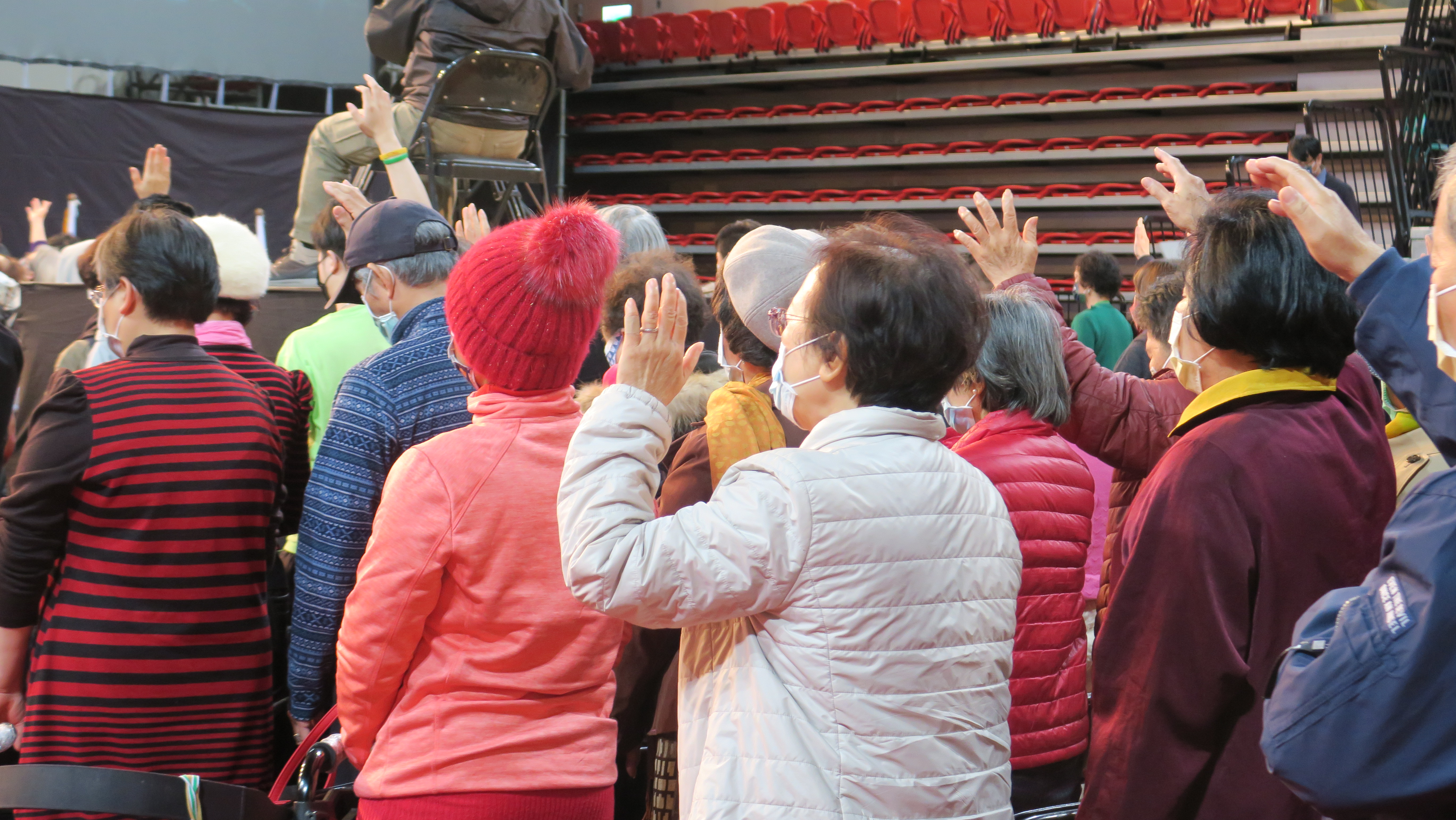 許多人接受獻身呼召舉手(圖/李容珍攝影)