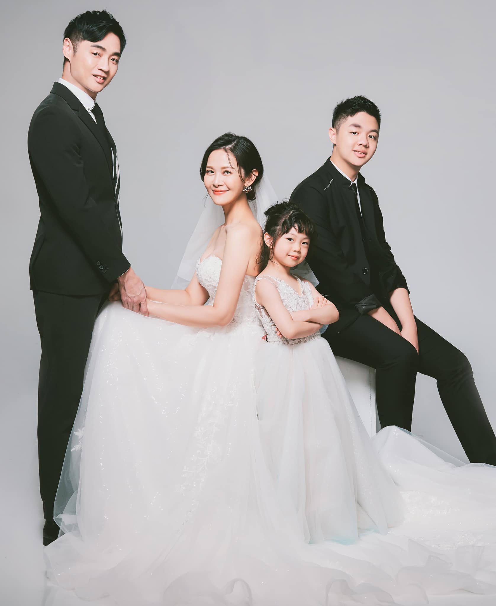 一家四口在夫妻結婚週年慶重拍婚紗照