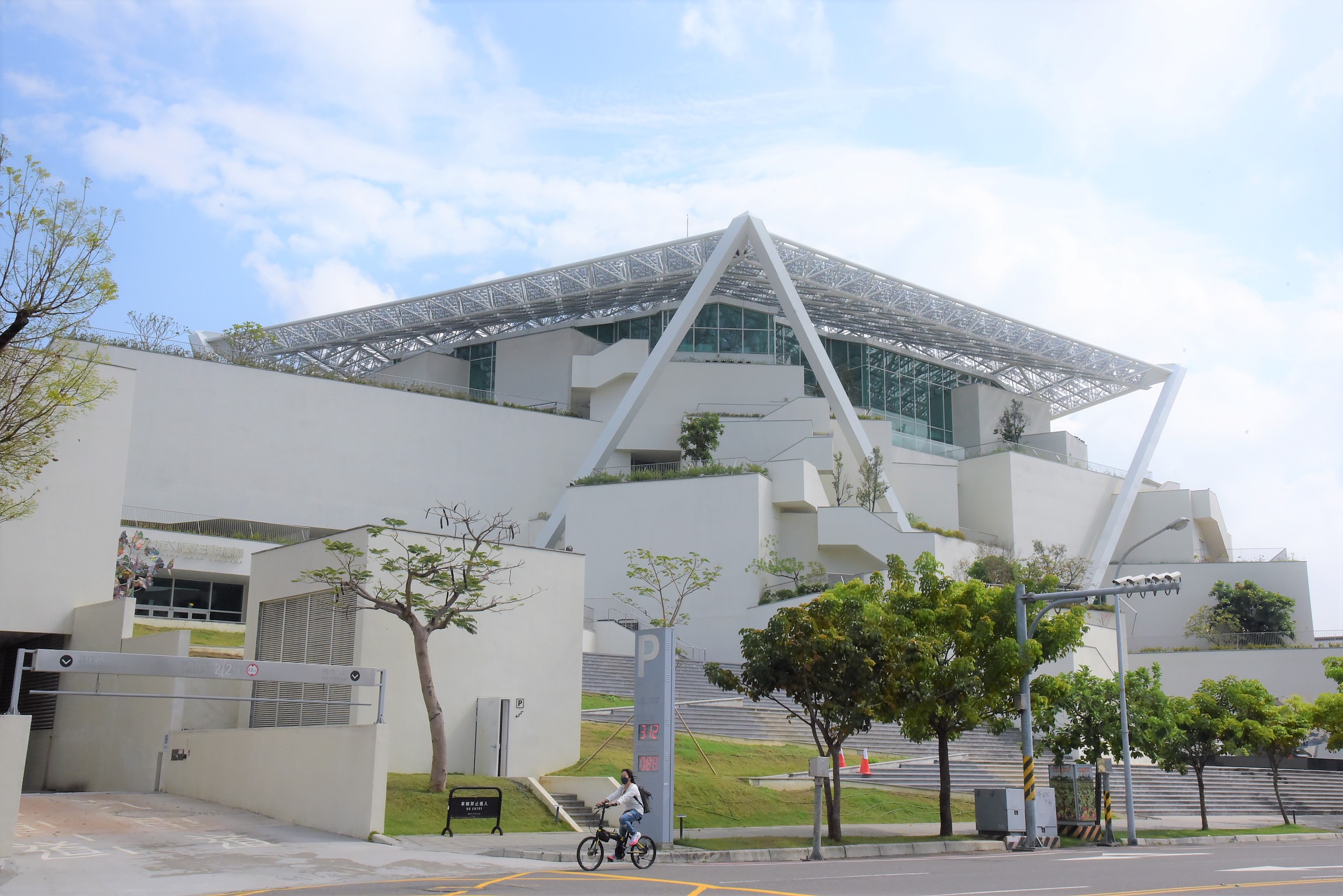 台南市美術館2館猶如白色聖城。(圖/林冠宏攝影)