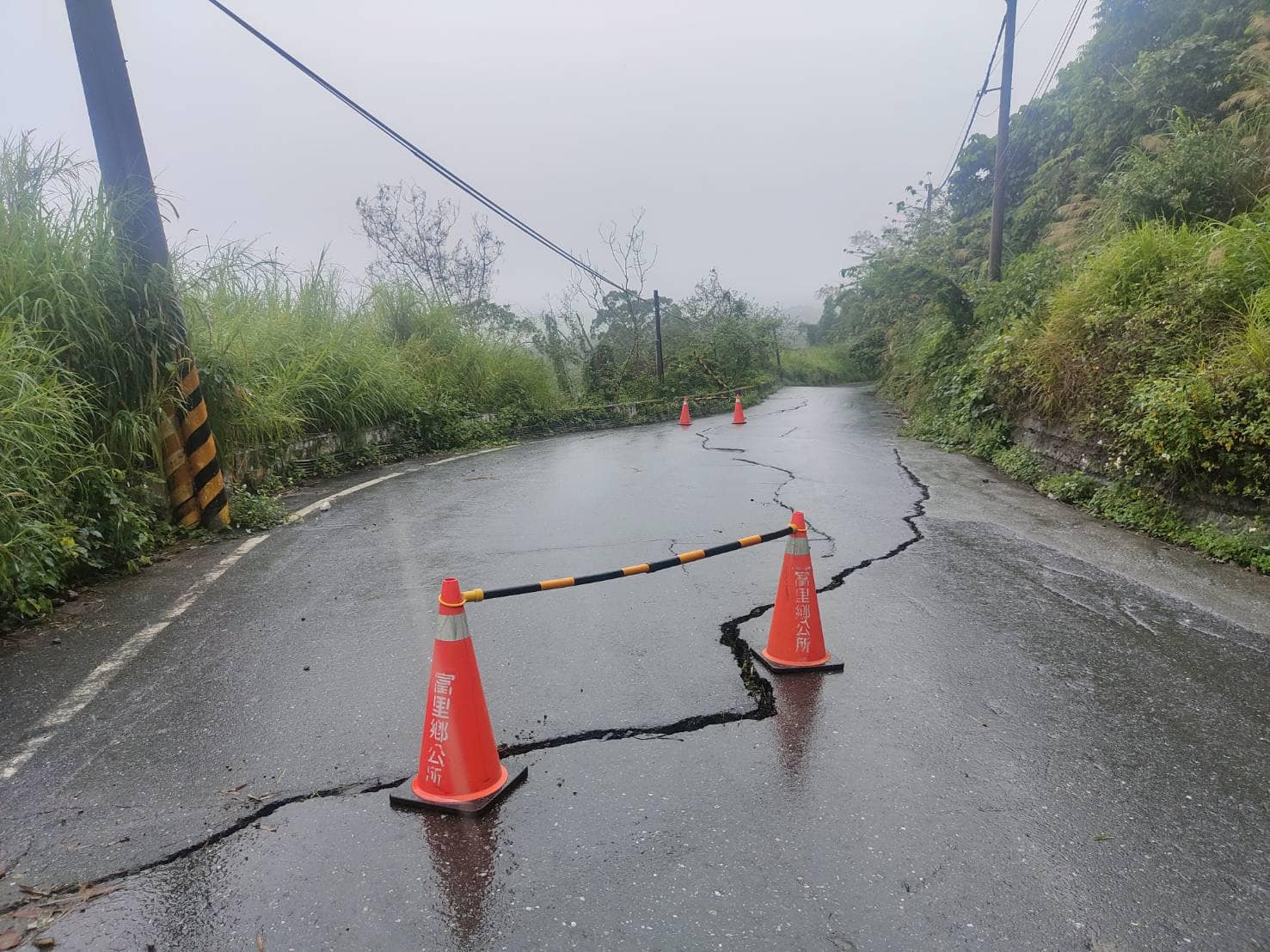 道路被震裂（玉里警察局提供）