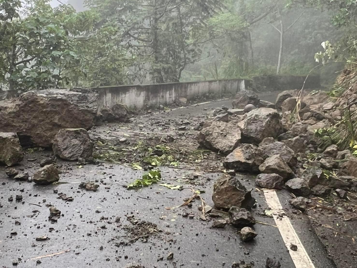 餘震加上大雨不斷花蓮山區土石坍方（玉里警察局提供）