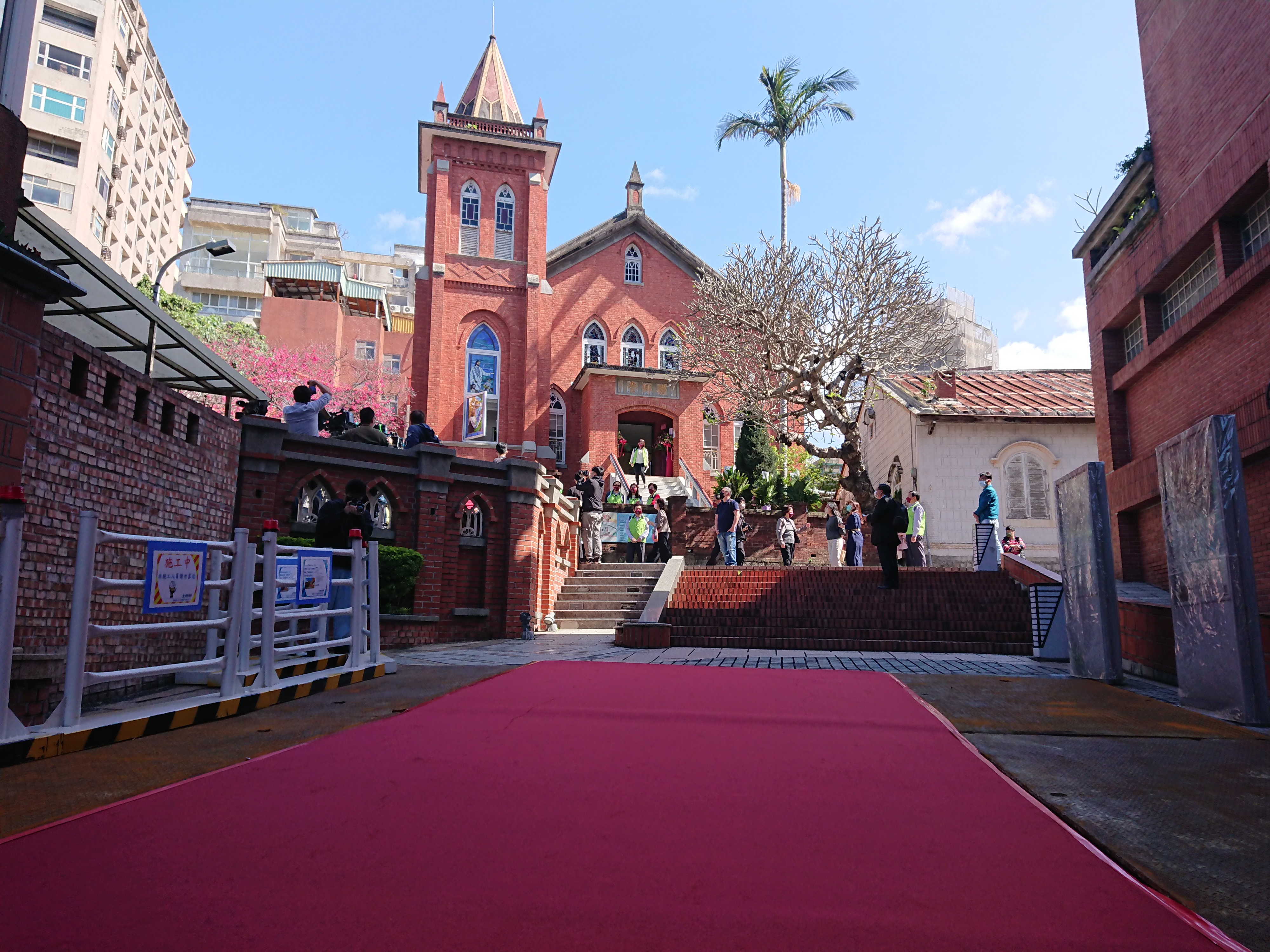 教會前鋪上紅地毯迎接貴賓到來。