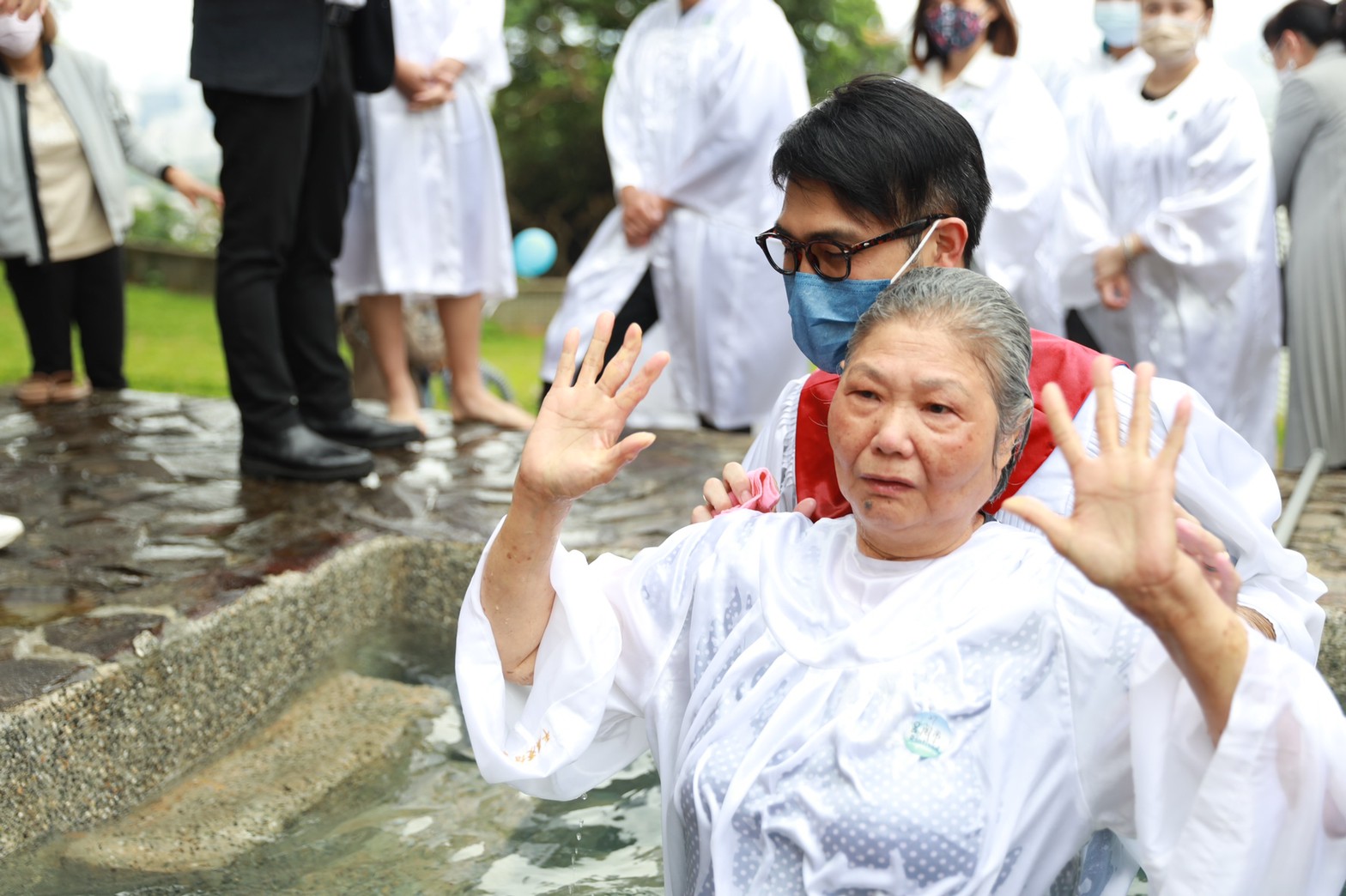 71歲受浸的曾罔市姊妹（平鎮浸信會提供）