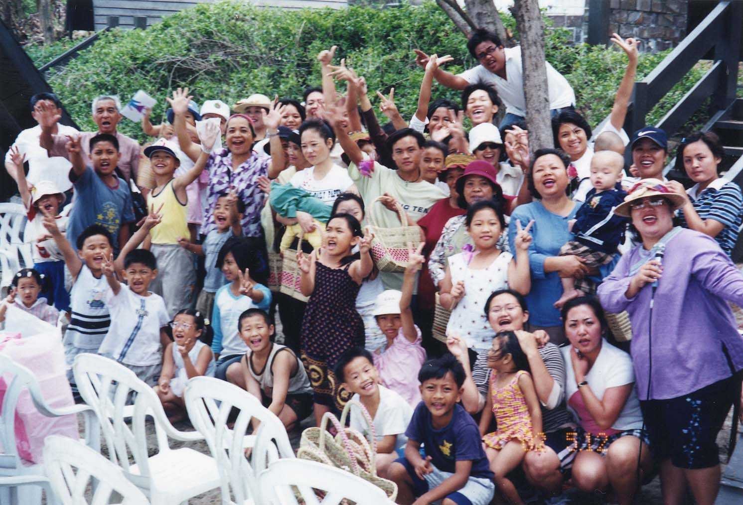 教會弟兄姊妹與收養的小朋友合影宛如大家庭。(圖/溫力傳傳道提供)