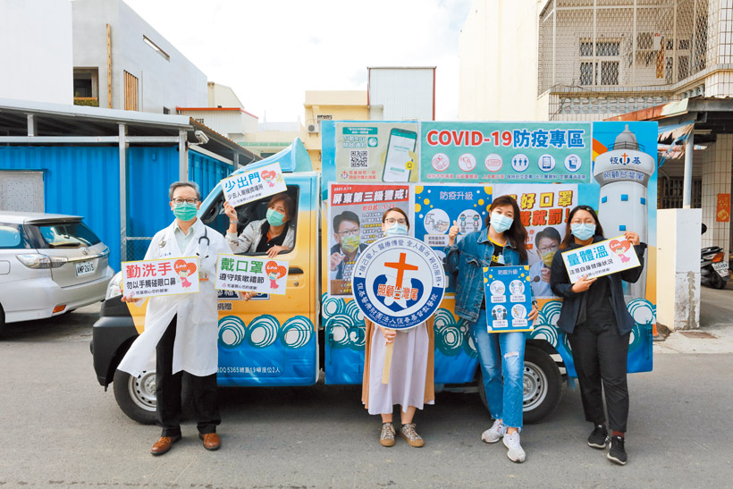 黃健榮院長與恆基同仁出動防疫宣傳車，前往屏東各鄉村進行衛教。