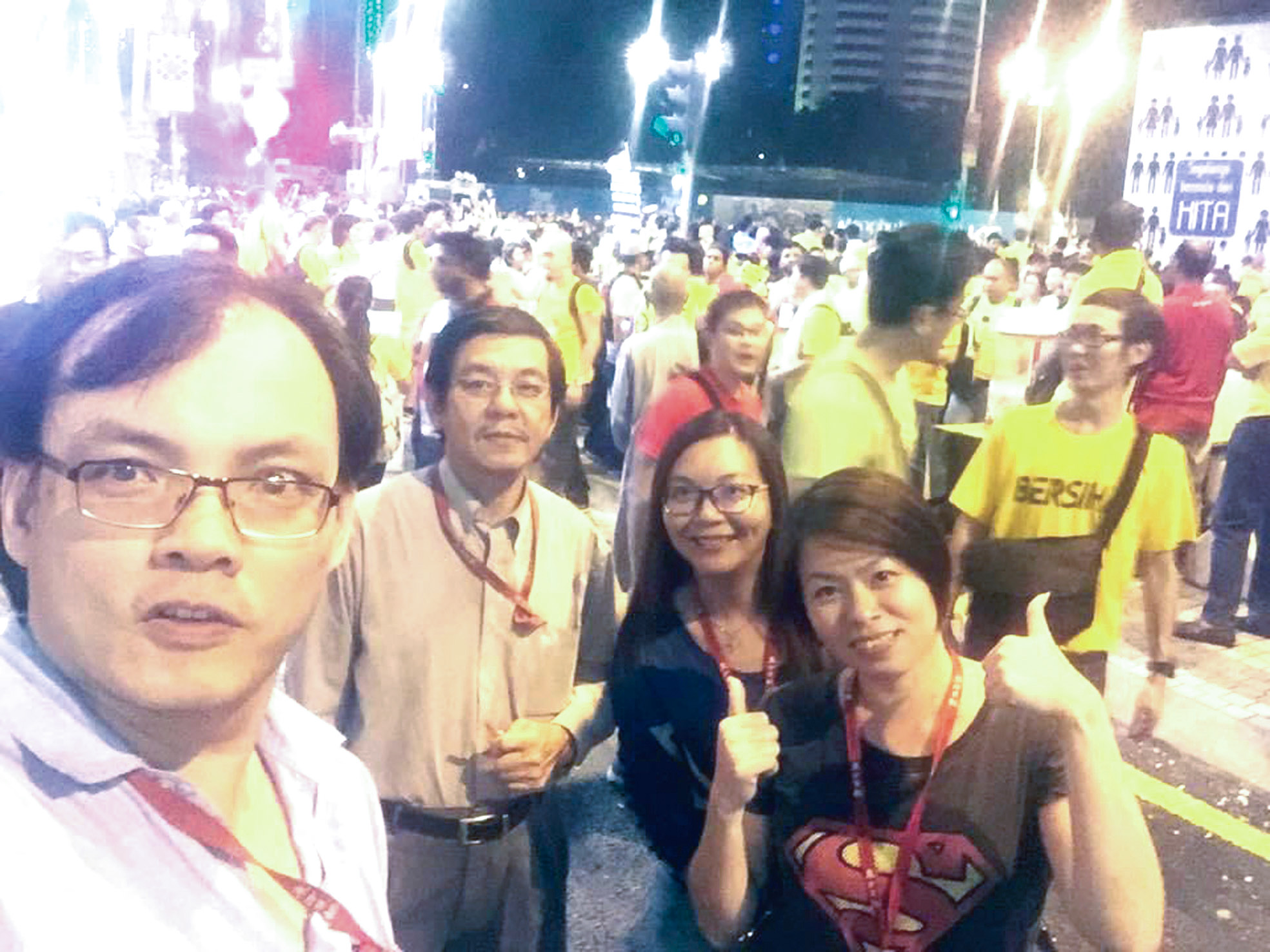 楊紫玲（右一）與《東方日報》高層在淨選盟（Bersih）集會地點見證歷史。