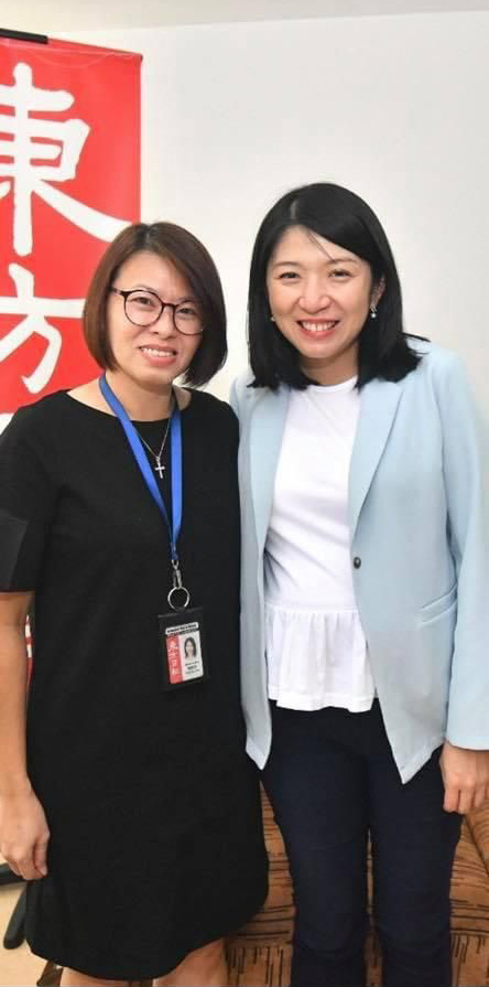 楊紫玲（左）與峇吉里國會議員楊美盈合照。她是位愛神，同時是被神興起在職場的器皿。（受訪者提供）