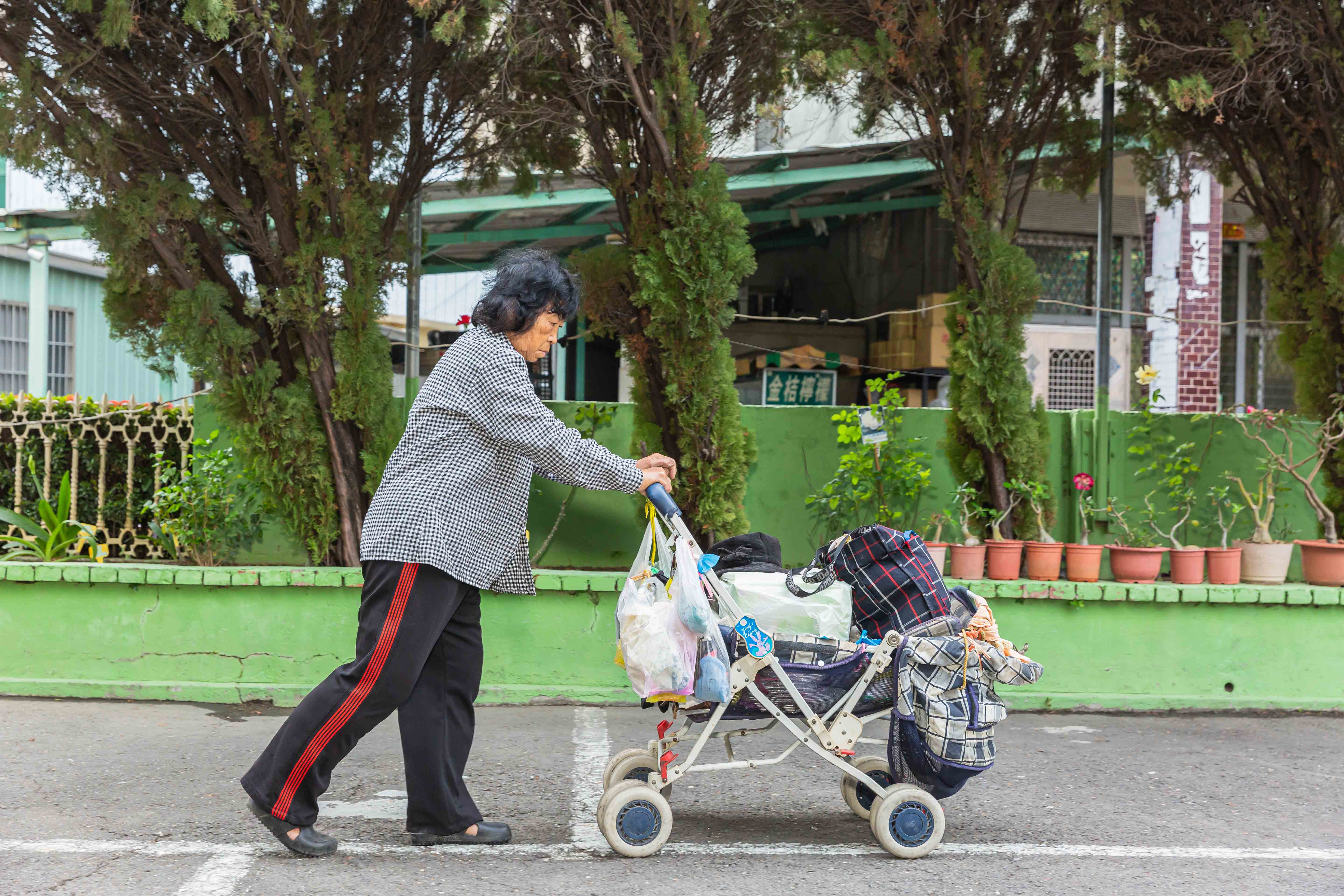 阿華姨推嬰兒車做回收。(圖/中華基督教救助協會提供)