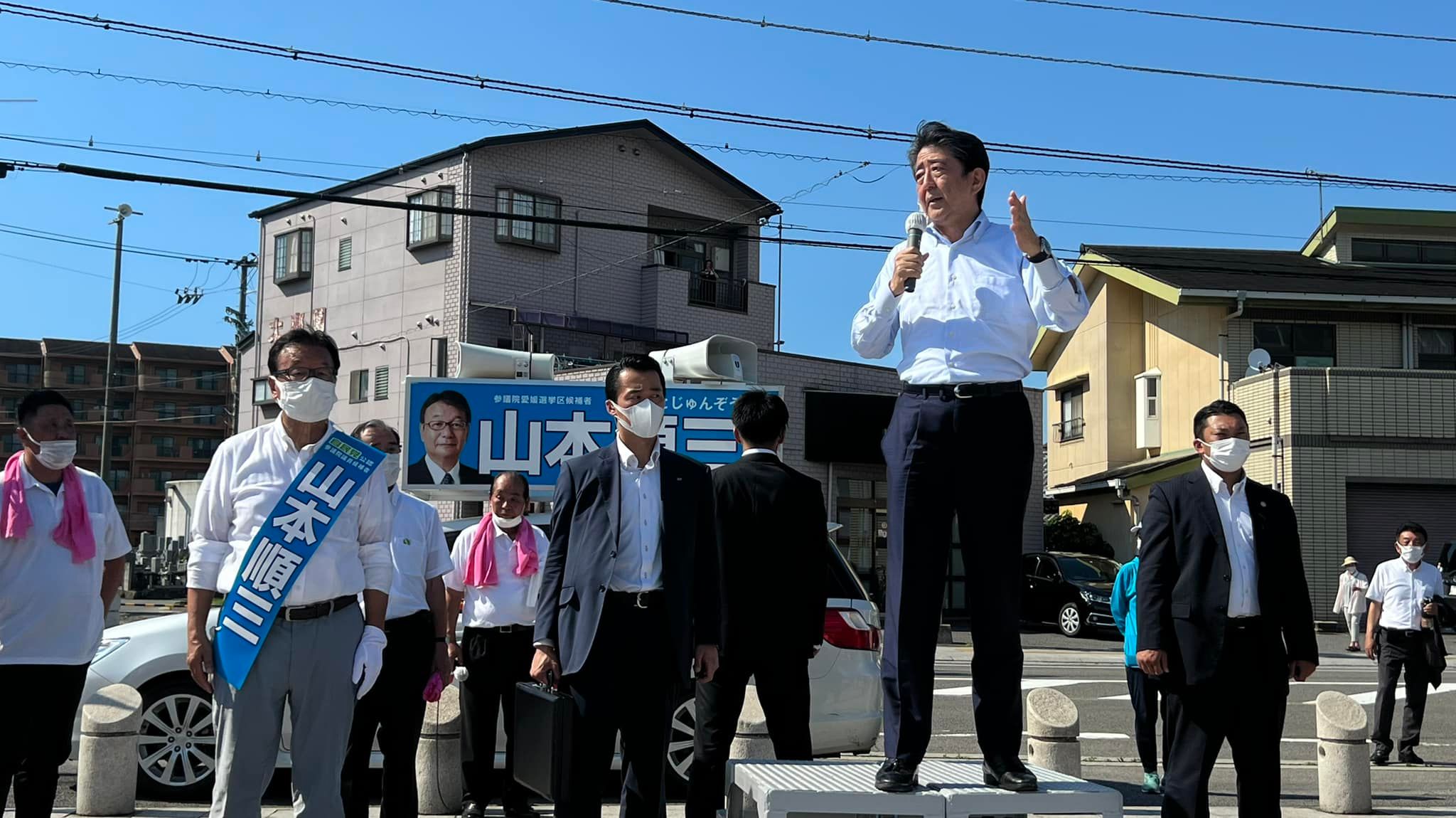 安倍晉三在街頭發表演說時遭到槍擊。非現場照。(圖／安倍晉三臉書)