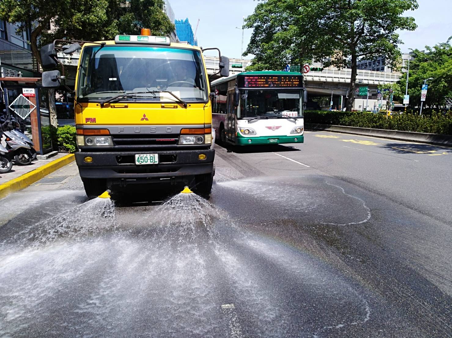 台北市連日飆38度高溫 市政府出動灑水車降溫（台北市政府提供）