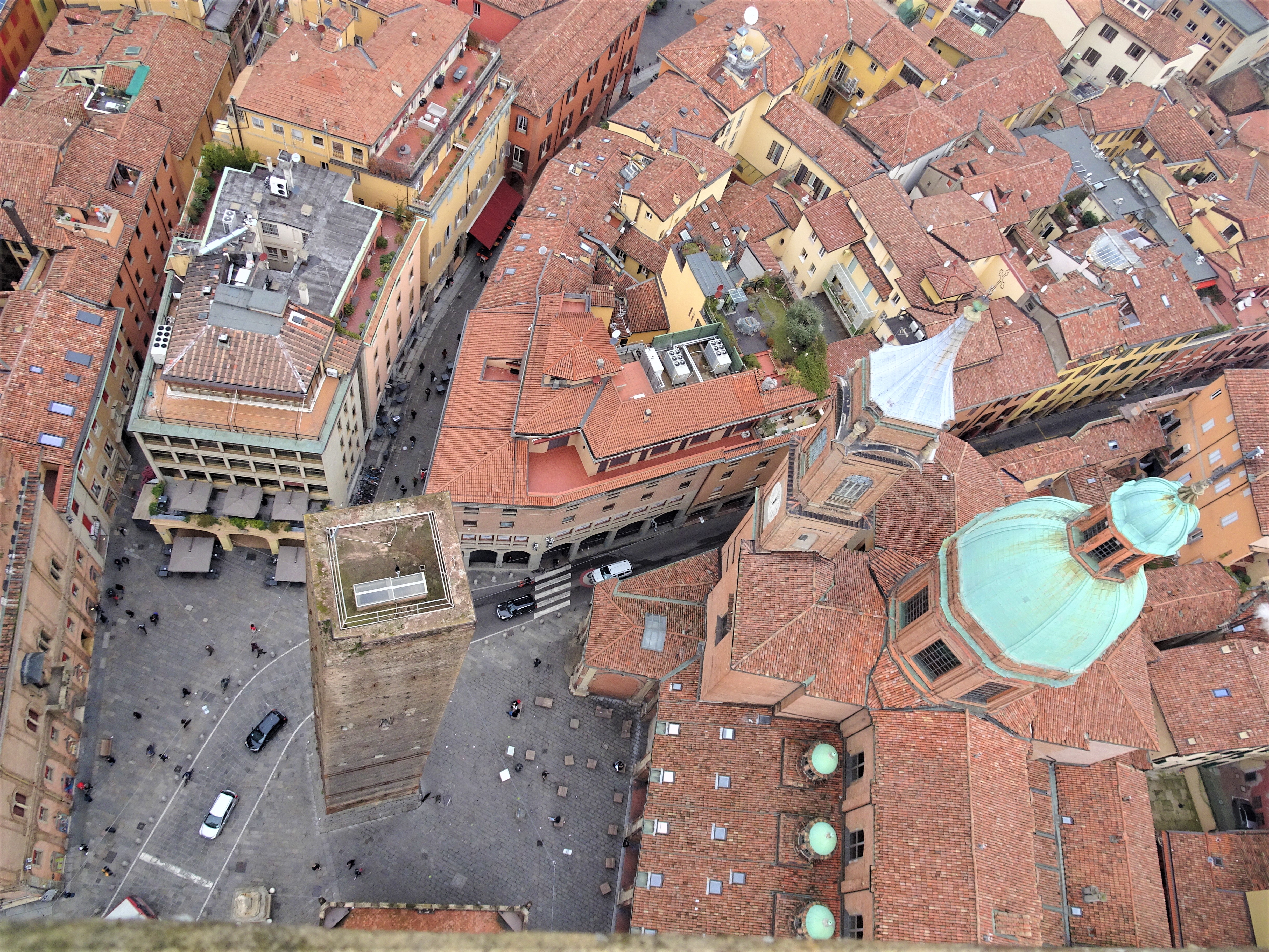 歐洲古城的街巷蜿蜒曲折，圖為義大利波隆那。（作者攝影）