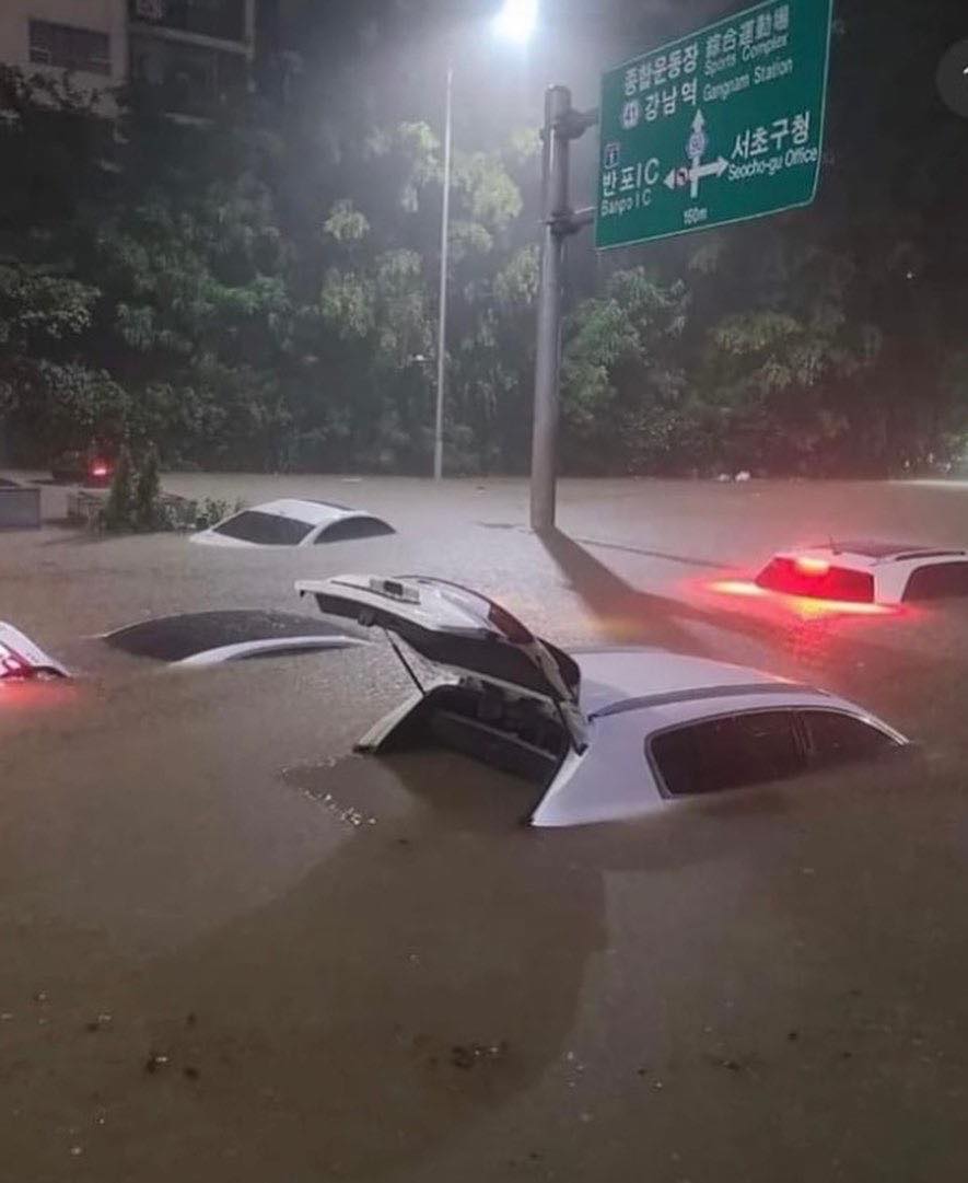 許多車輛被水淹至車窗，只能看見車頂。（圖／翻攝自臉書 @TWKOREA）