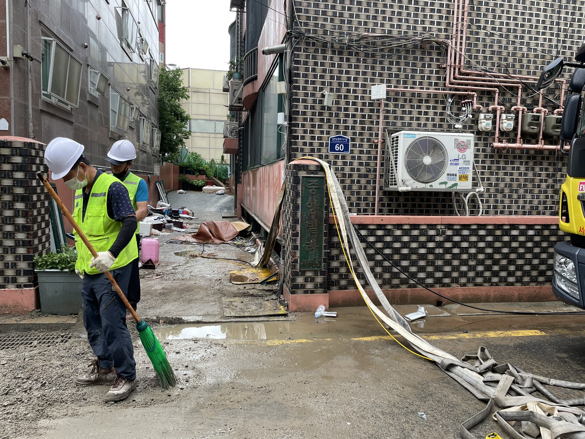 公務人員在部分雨勢趨緩地區整理街道。（圖／翻攝自Twitter @jeanmackenzie）