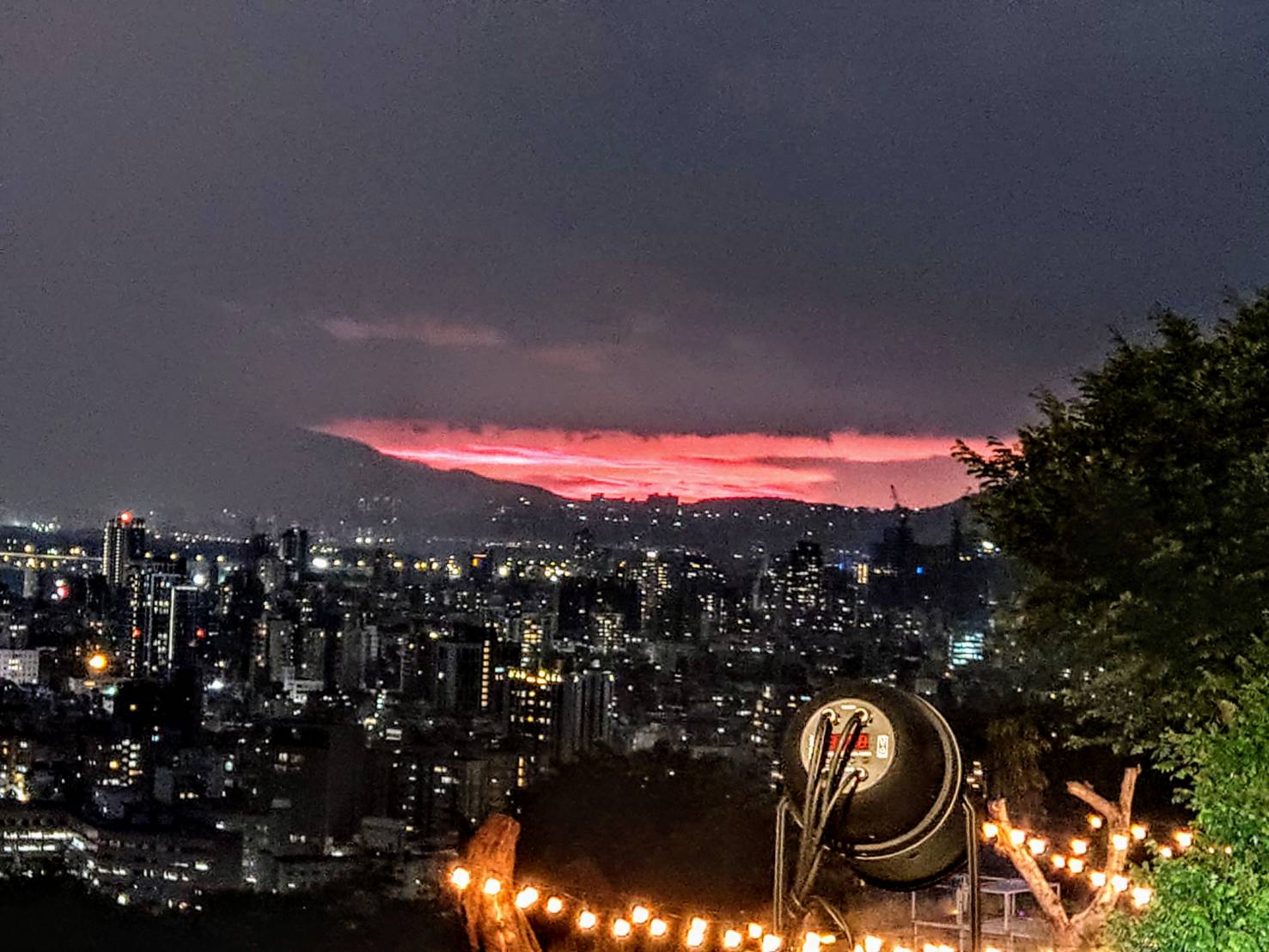 禱告會開始後，原本打雷烏雲密布的天氣，出現晚霞（梁敬彥攝影）