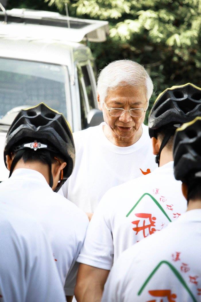 黃牧師為眾人祝禱！