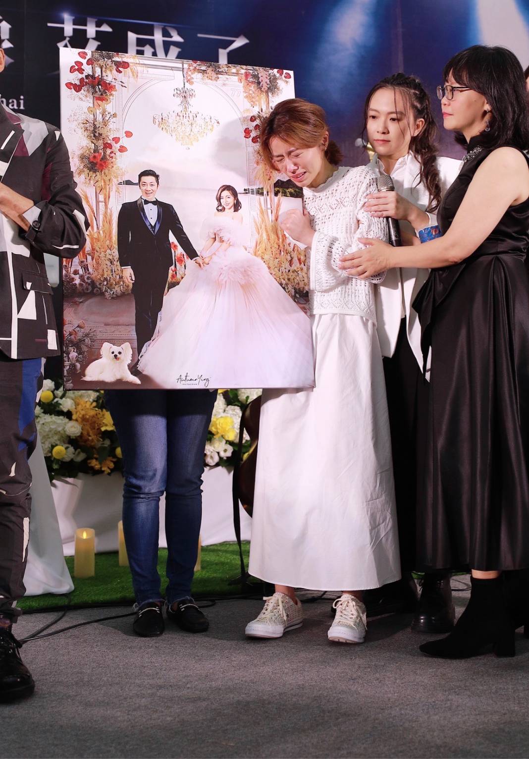 王瞳收到教會送的手繪婚紗照，當場淚崩（民視提供）