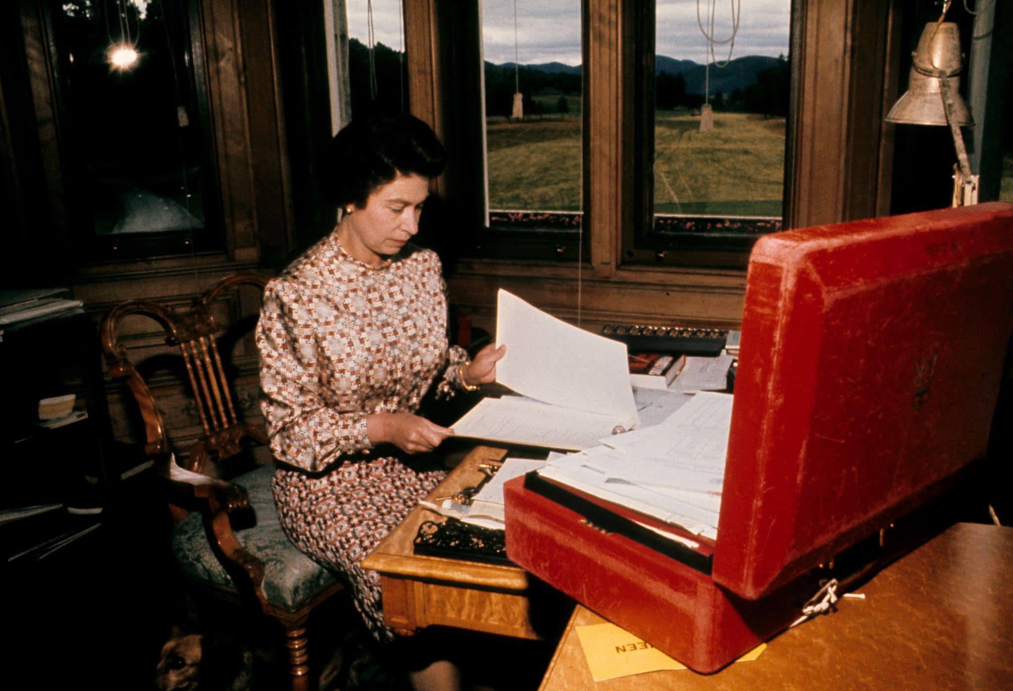 女王70年在位期間，共簽署超過4,000條法案成為法律。