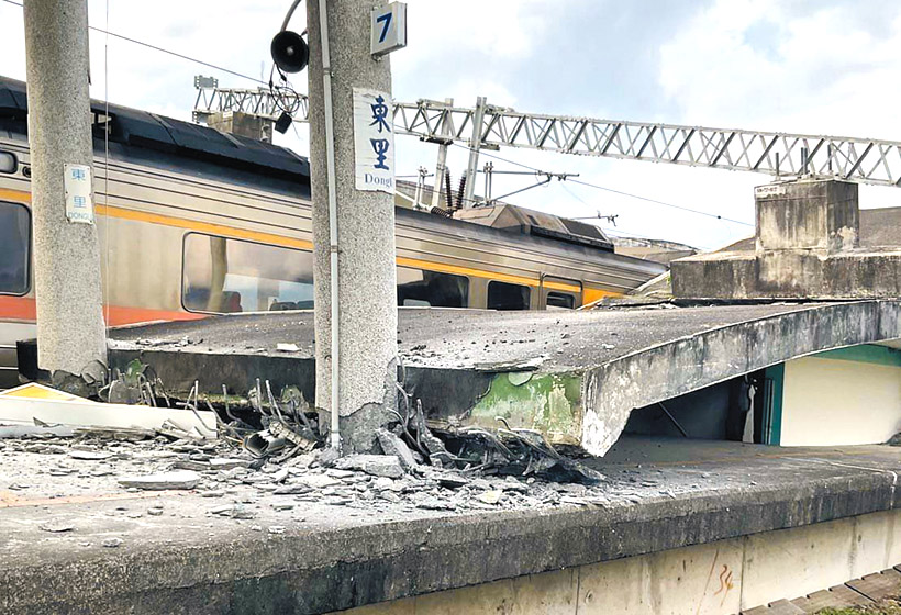 台鐵東里車站遭震垮。（翻攝自花蓮縣警察局臉書）