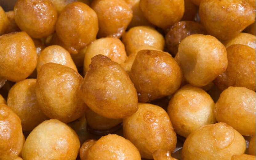 阿什肯納茲麵糰球，酥脆的麵團球在蜜糖中熬煮浸泡直到出現黏稠狀。（照片來源：The Nosher/JTA）