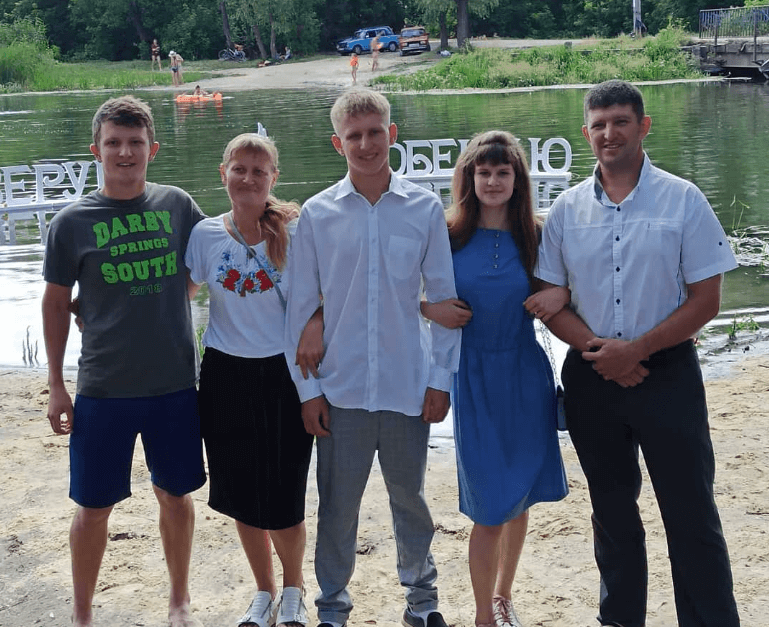 比洛采爾基夫斯基牧師（右一）及其家人。（圖／翻攝自baptyst.com）