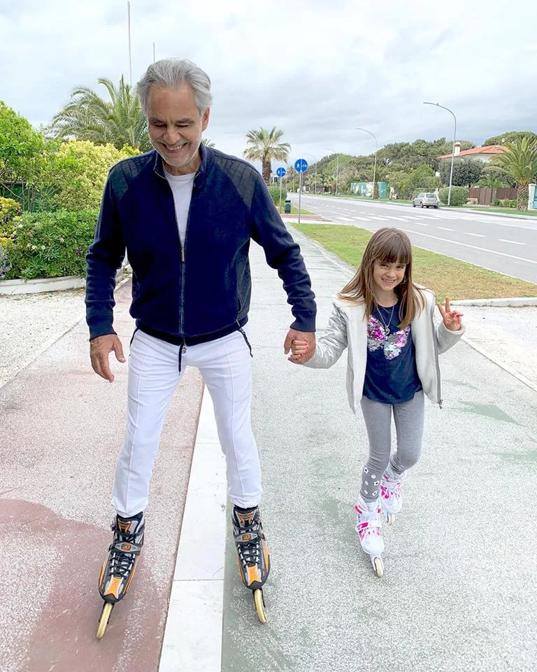 生命中勇於嘗試。與女兒一起溜冰。（圖／翻攝自FB@Andrea Bocelli）