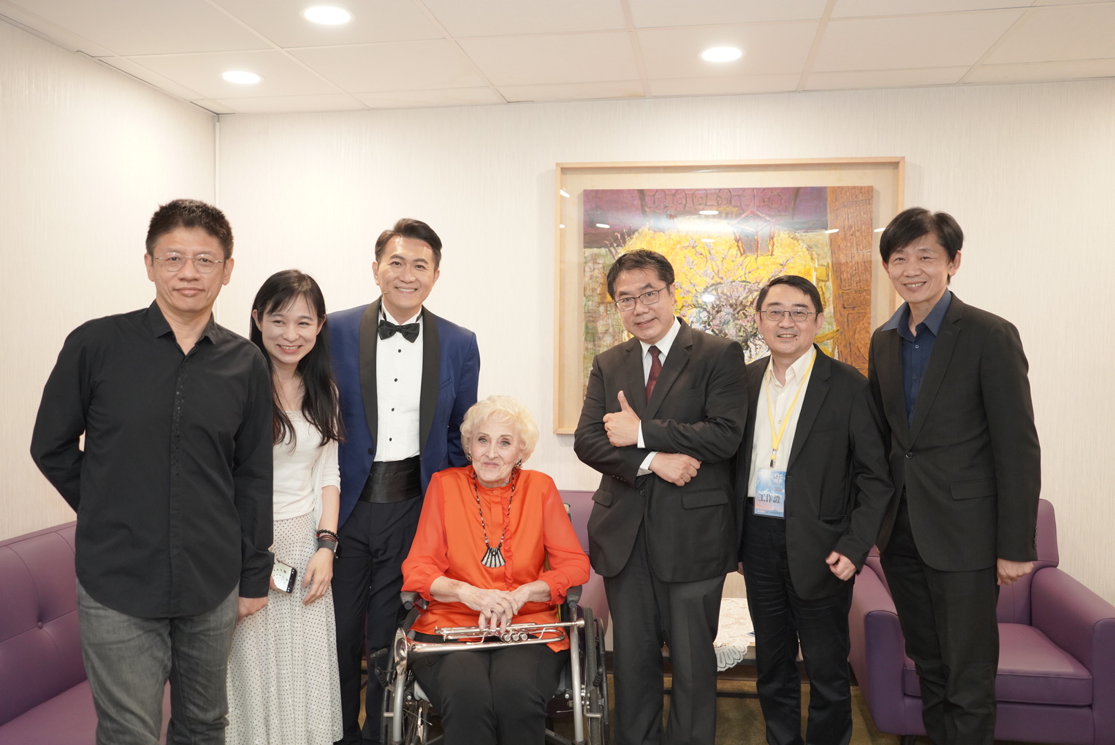(左三起)謝光哲會長、彭蒙惠老師、黃偉哲市長。(圖/救世傳播協會提供)
