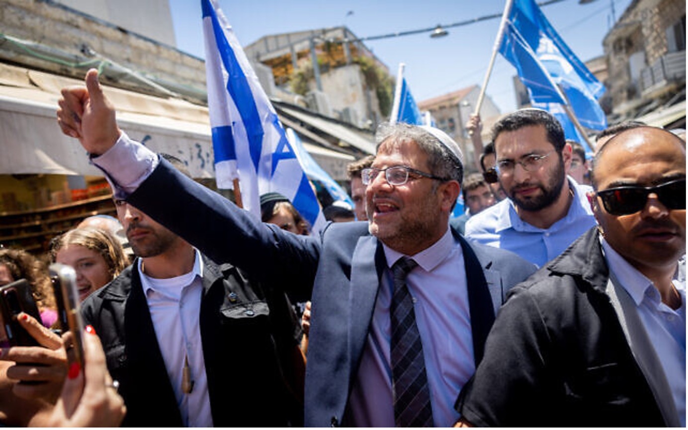 2022年7月22日，極右翼的猶太權力（Otzma Yehudit）黨的伊塔馬爾．班—格維（Itamar Ben Gvir）議員参訪耶路撒冷的馬哈尼—耶戶大（Mahane Yehuda）市場。（Yonatan Sindel/Flash90）