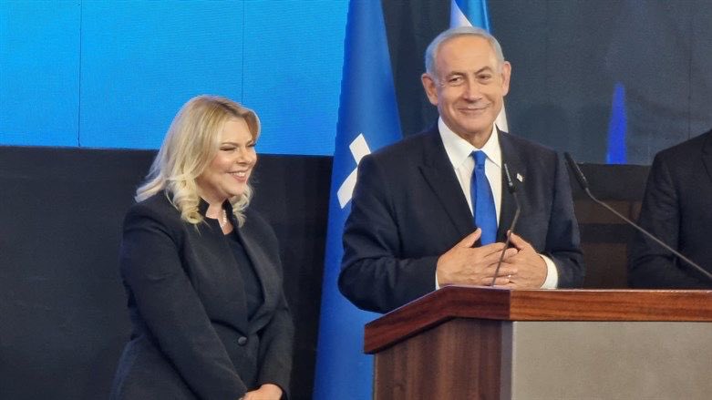納坦雅胡與妻子一同在台上宣布當選。（圖／翻攝自臉書 @Benjamin Netanyahu）