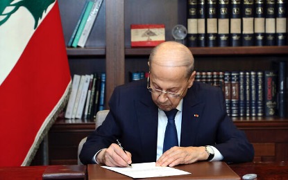 2022年10月27日，黎巴嫩政府御用攝影師發布的照片中，黎巴嫩總統奧恩在貝魯特總統官邸內，簽署一項由美國斡旋以界定以色列與黎巴嫩海上邊界的協議。（照片來源：Dalati Nohra via AP）