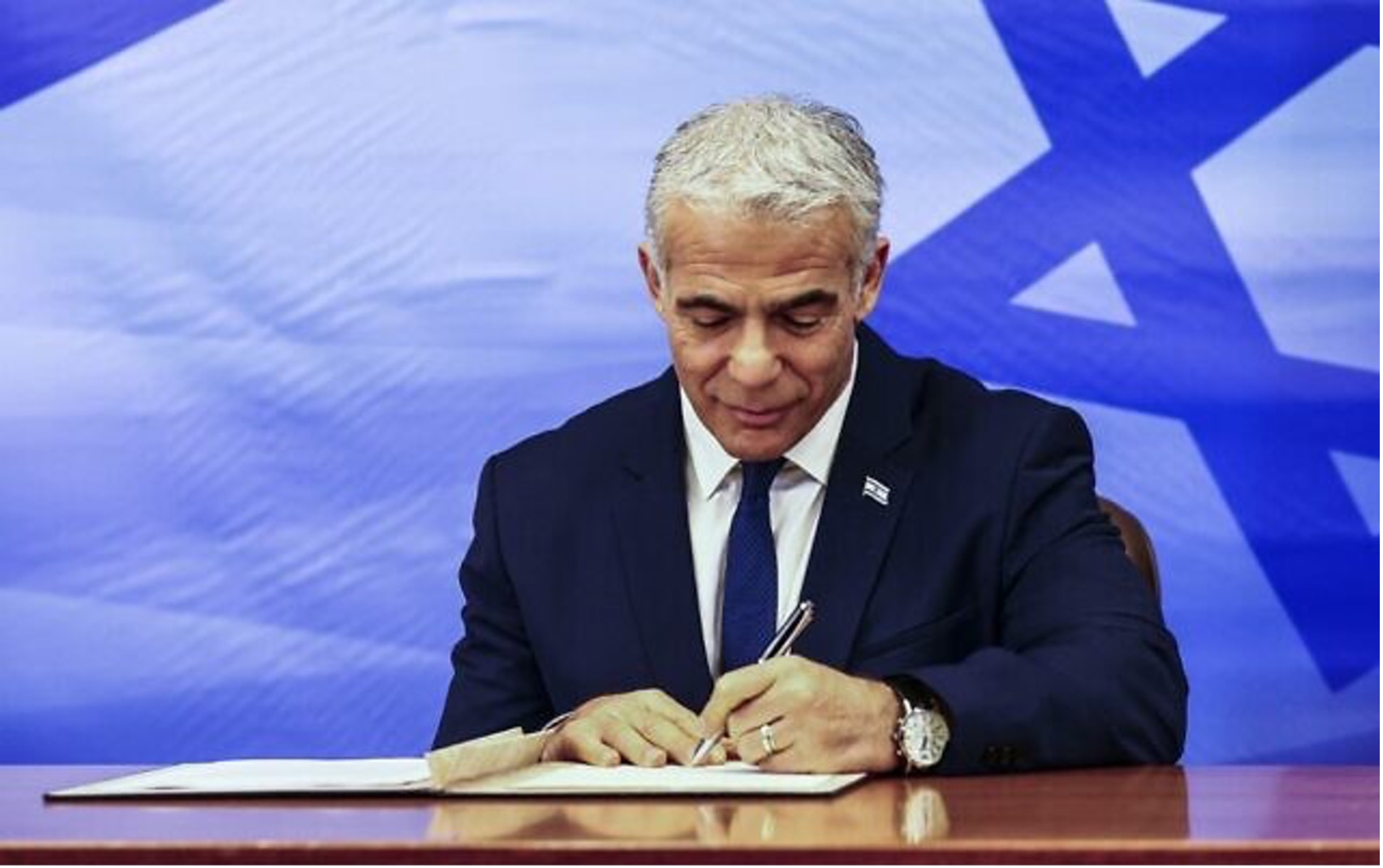 2022年10月27日，以色列總理拉皮德在耶路撒冷總理辦公室，簽署一項（由美國斡旋）界定以色列與黎巴嫩海上邊界的協議。（照片來源：Ronen Zvulun/AFP）