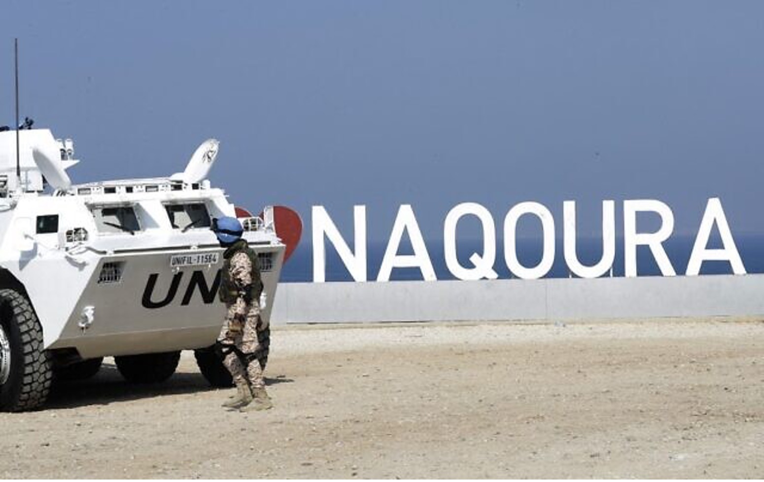 2022年10月27日，聯合國駐黎巴嫩臨時部隊（UNIFIL）車子就停在以色列邊界附近黎巴嫩南部小鎮的主要道路上。（照片來源：Mahmoud Zayyat/AFP）