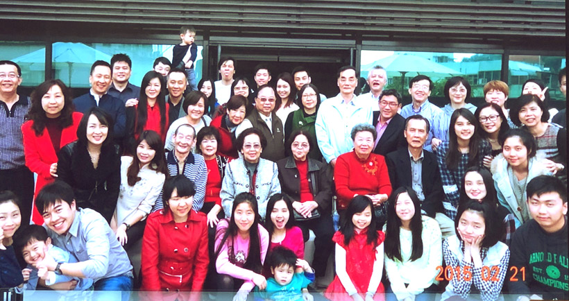 蕭黃美津（中央第二排著灰色外套)與家族合照。