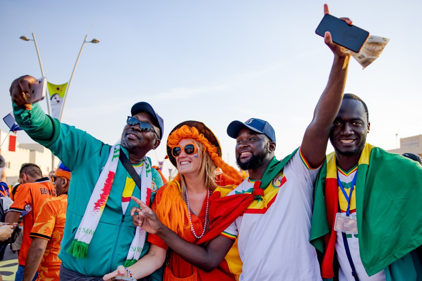 世足賽是許多國際間共襄盛舉的足球賽事；然而今年的主辦國卡達卻因多項爭議，使得本應歡騰的體育賽事，一開幕即蒙上陰影。（圖／翻攝自Twitter @OnsOranje）