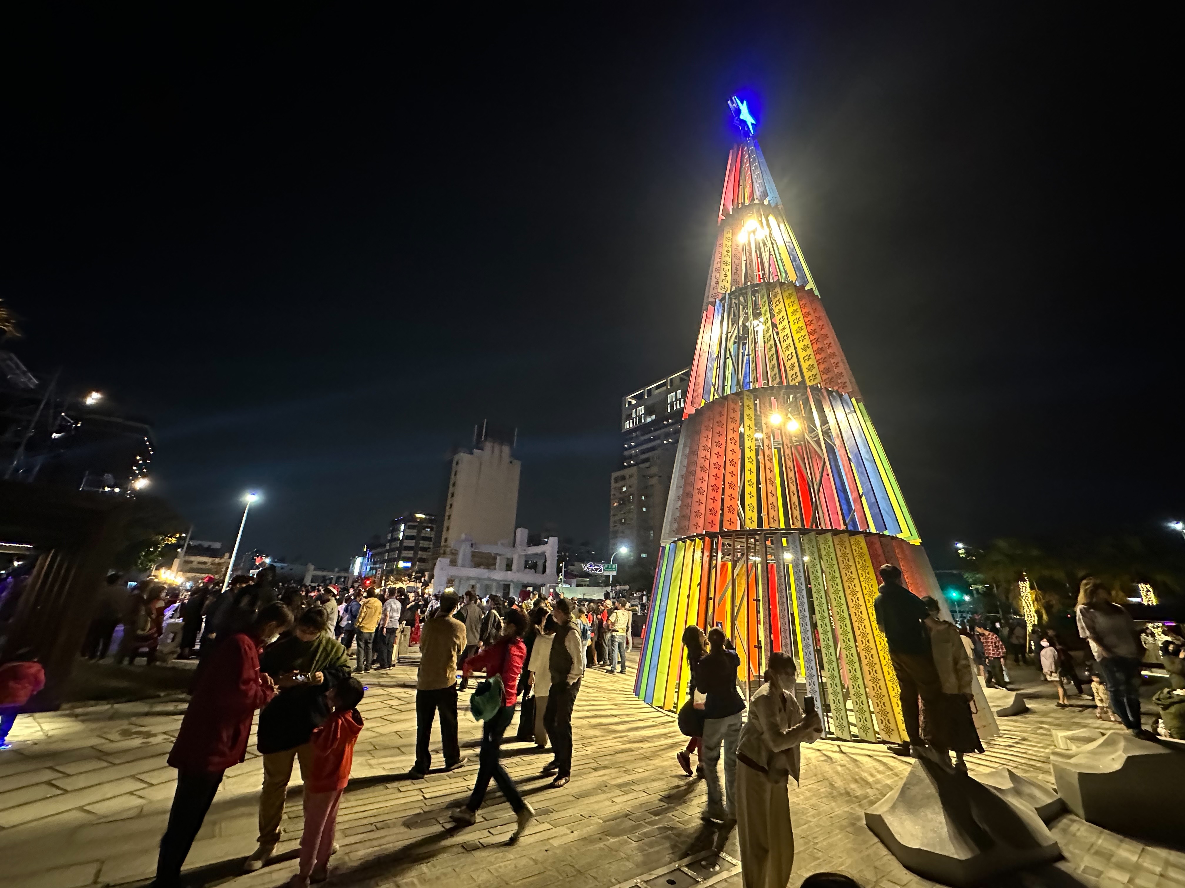 點燈儀式後，聖誕樹矗立在和樂廣場，許多民眾爭相合影。（圖／洪嘉蔚攝影）