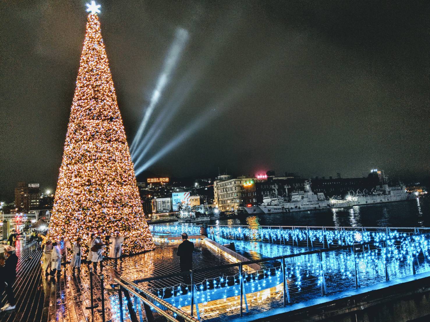 巨型聖誕樹照亮夜空及基隆港區。
