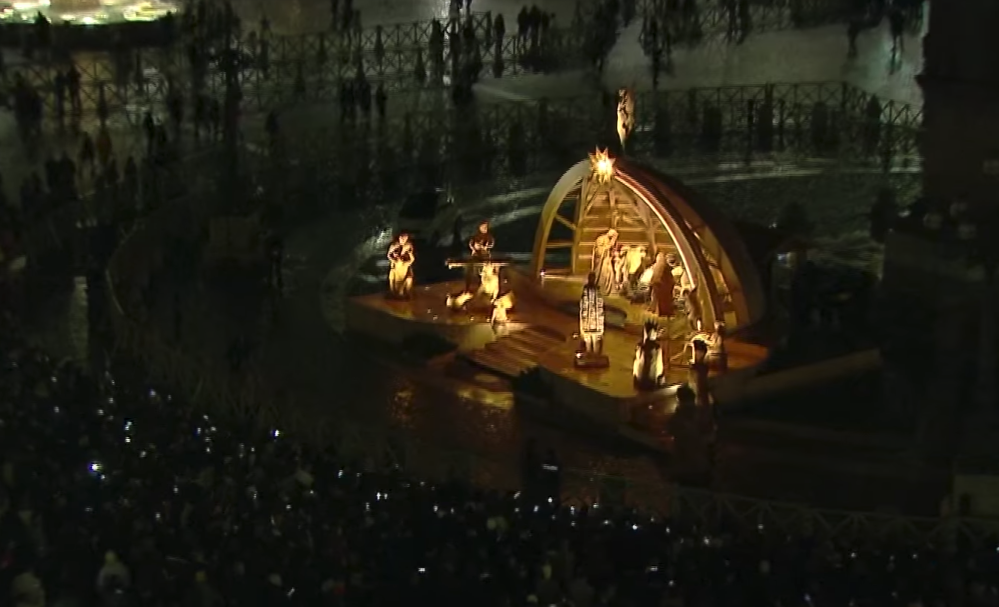 梵蒂岡點燈儀式中，除了聖誕樹外，也點亮馬槽裝置藝術。（圖／截圖自@vaticannews）