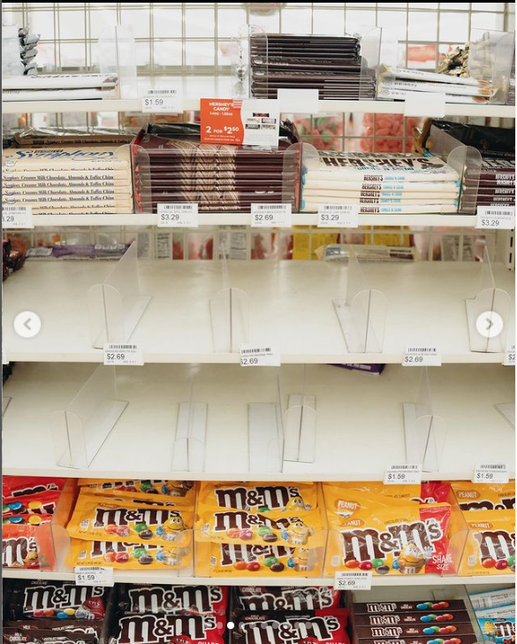 店內架上的士力架巧克力棒全部被巨石強森買光。（圖／翻攝自IG＠therock）