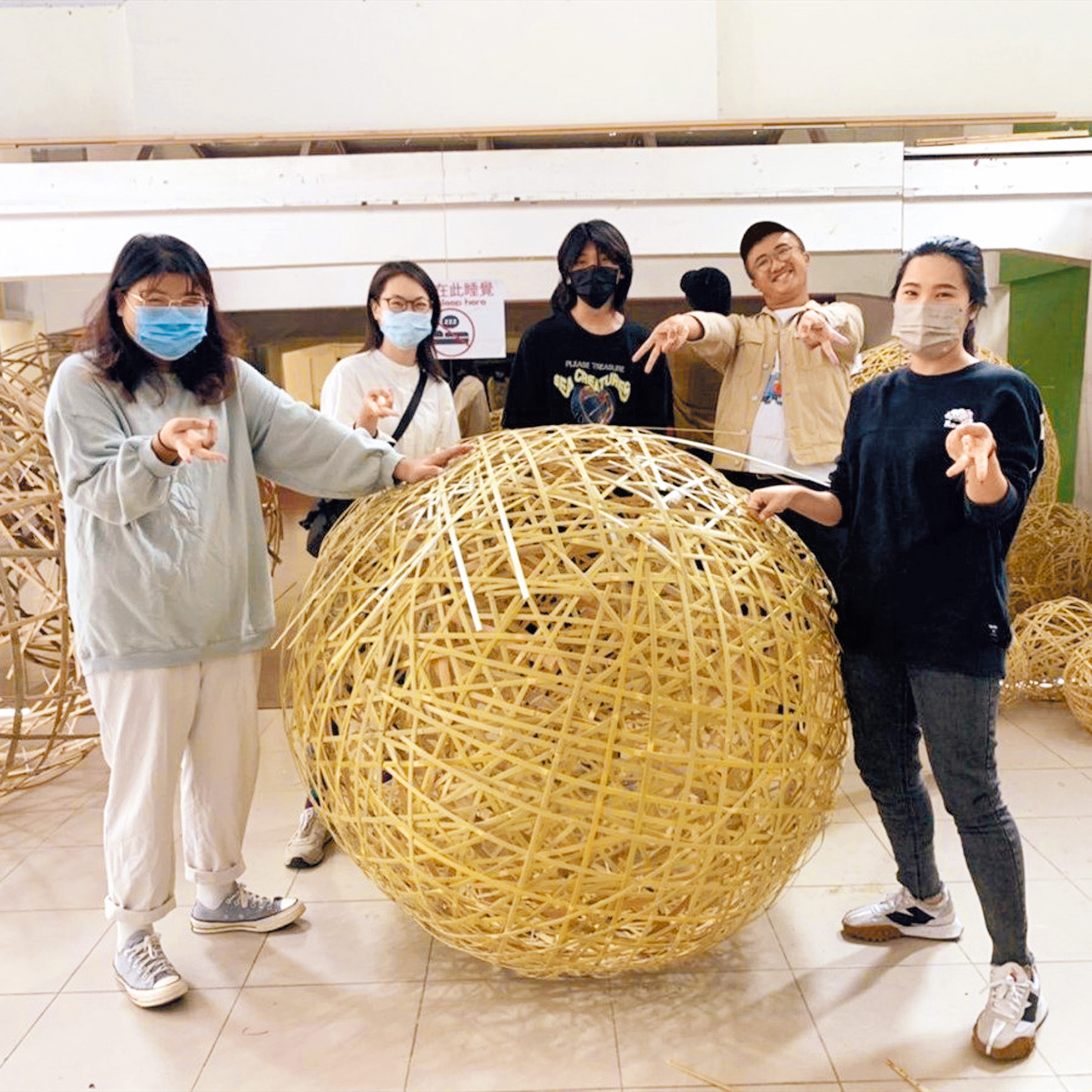 崑山科技大學空間設計系同學編織竹球。（圖／受訪者提供）