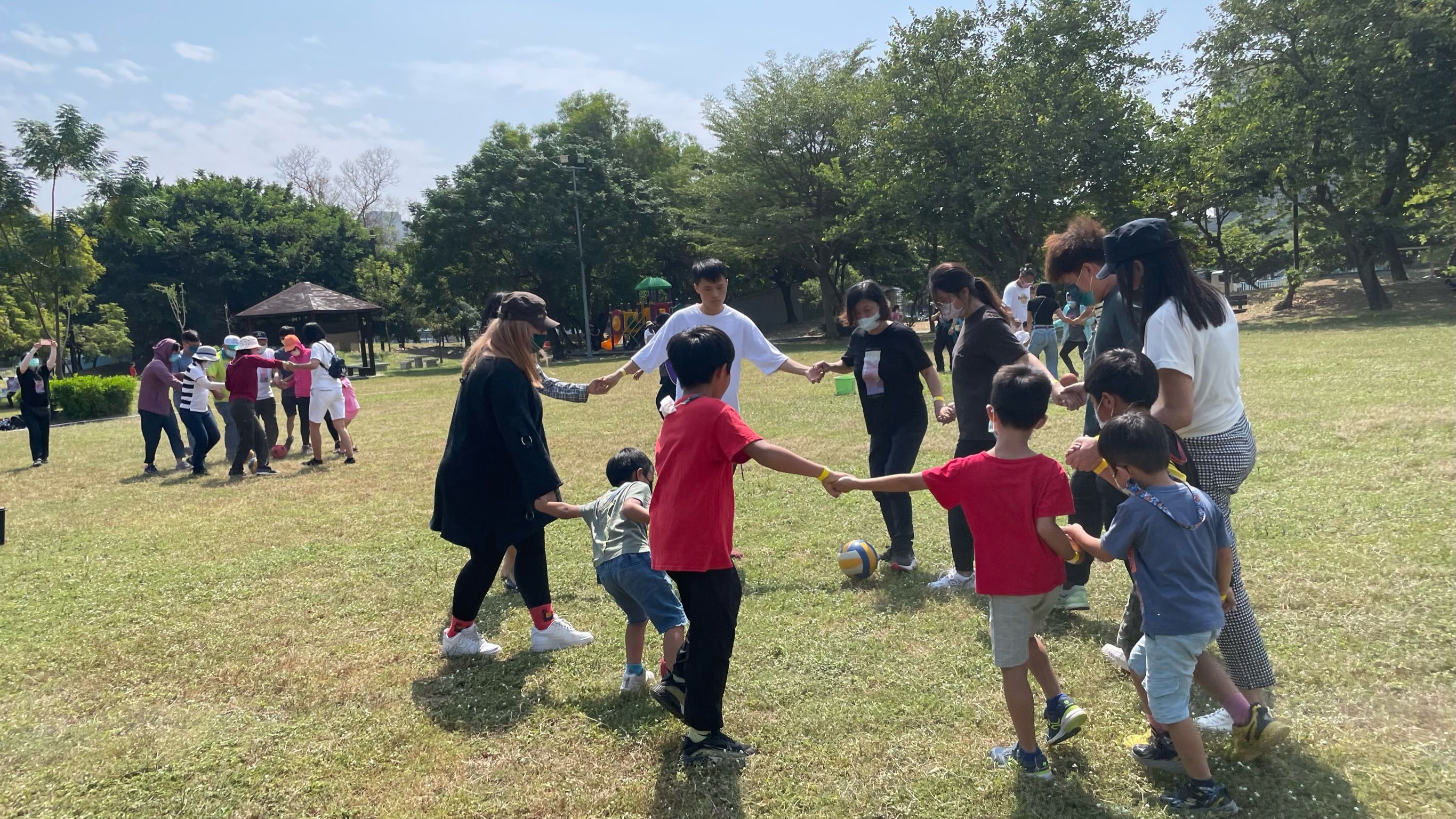 運動會中，也會安排結合大地遊戲元素的闖關競賽。（圖／受訪者提供）