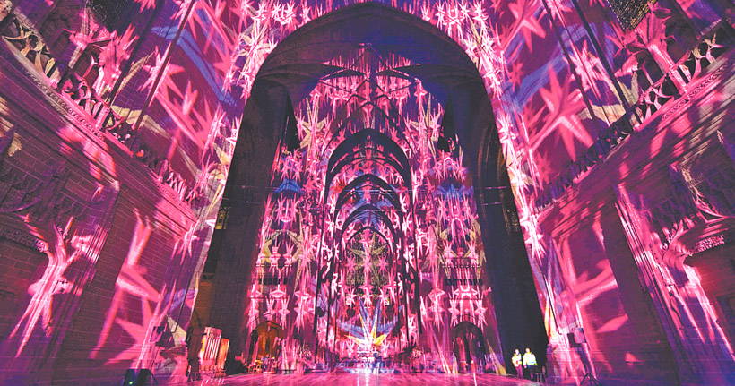 利物浦大教堂燈光秀主題為「聖誕節前的光」天使降臨。 （圖／翻攝自FB@LiverpoolCathedral）