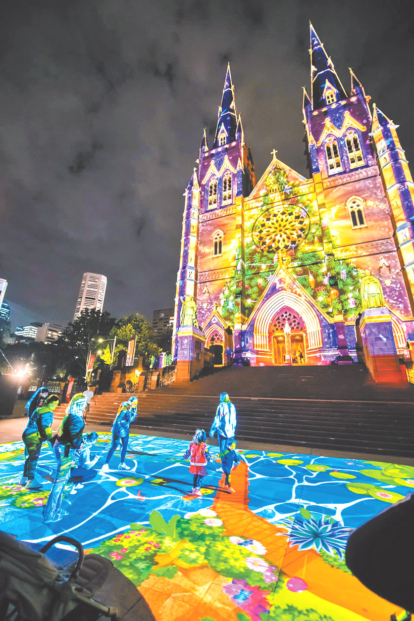 民眾聚集在雪梨聖母主教座堂前觀賞光雕秀。（圖／翻攝自FB@SydneyCatholic）