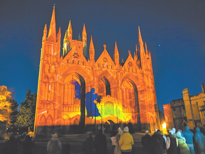 彼得伯勒大教堂的燈光秀以耶穌降生的故事為基礎。（圖／翻攝自FB@Peterborough Cathedral）
