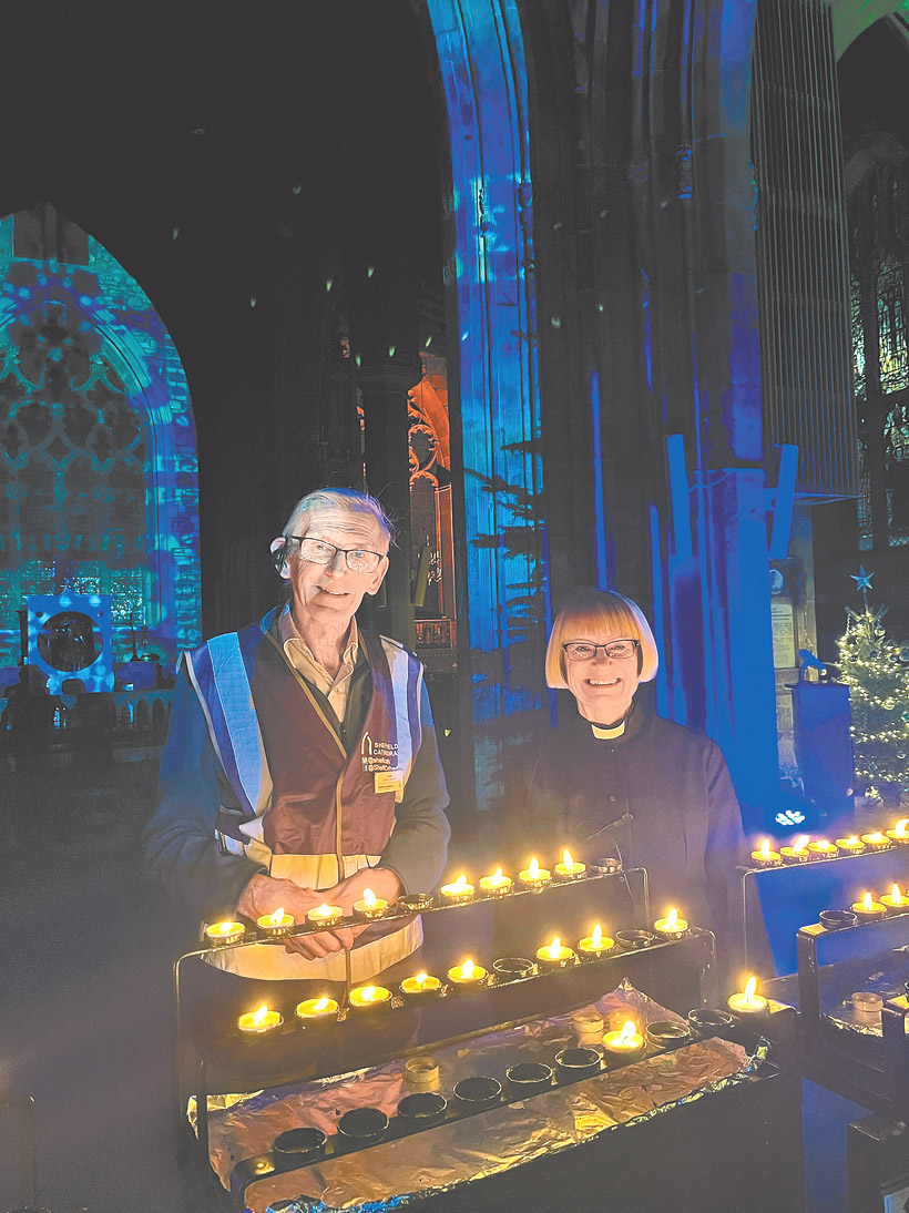 謝菲爾德大教堂內點燃象徵平安的蠟燭。 （圖／翻攝自FB@Sheffield Cathedral）