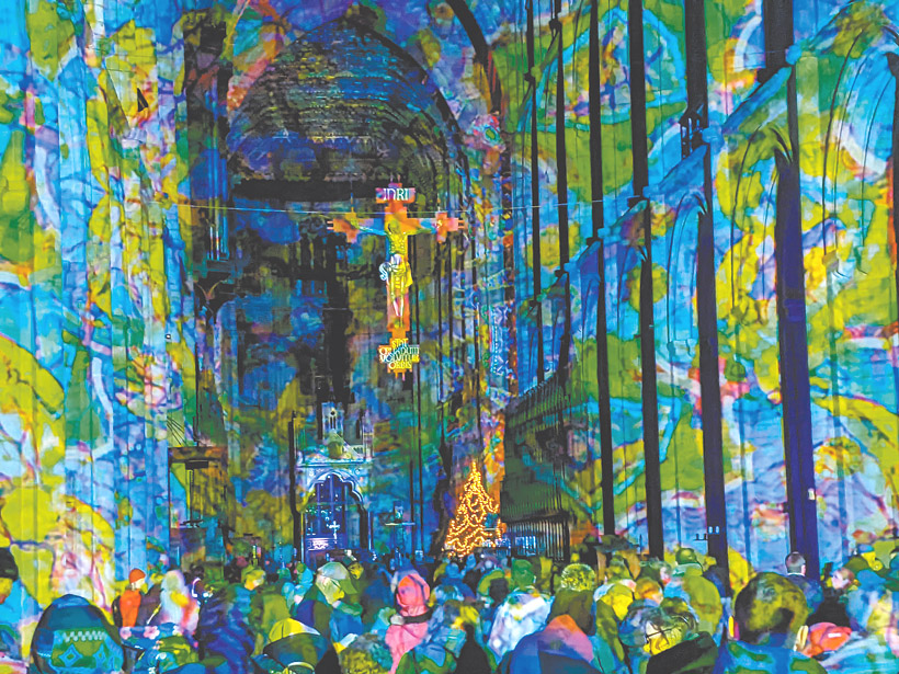 教堂內燈光絢爛，讓人沉浸在視覺饗宴中。（圖／翻攝自FB@Peterborough Cathedral）