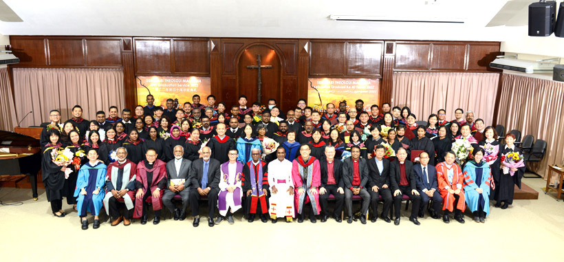 馬來西亞神學院第四十屆畢業生與領導及講師合影，前排左9為張曉楓博士。