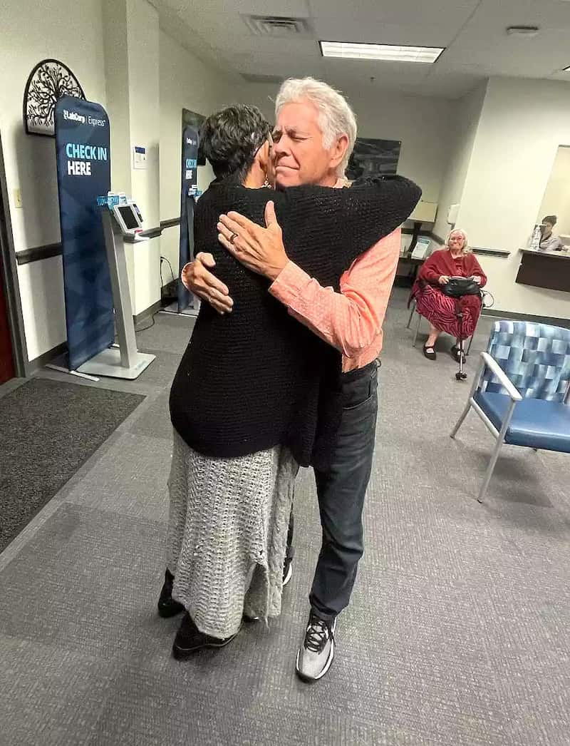 梅麗莎72歲的親生父親傑弗瑞．海史密斯熱情擁抱找了51年的女兒。（圖／翻攝自FB@Sharon Rose Highsmith）