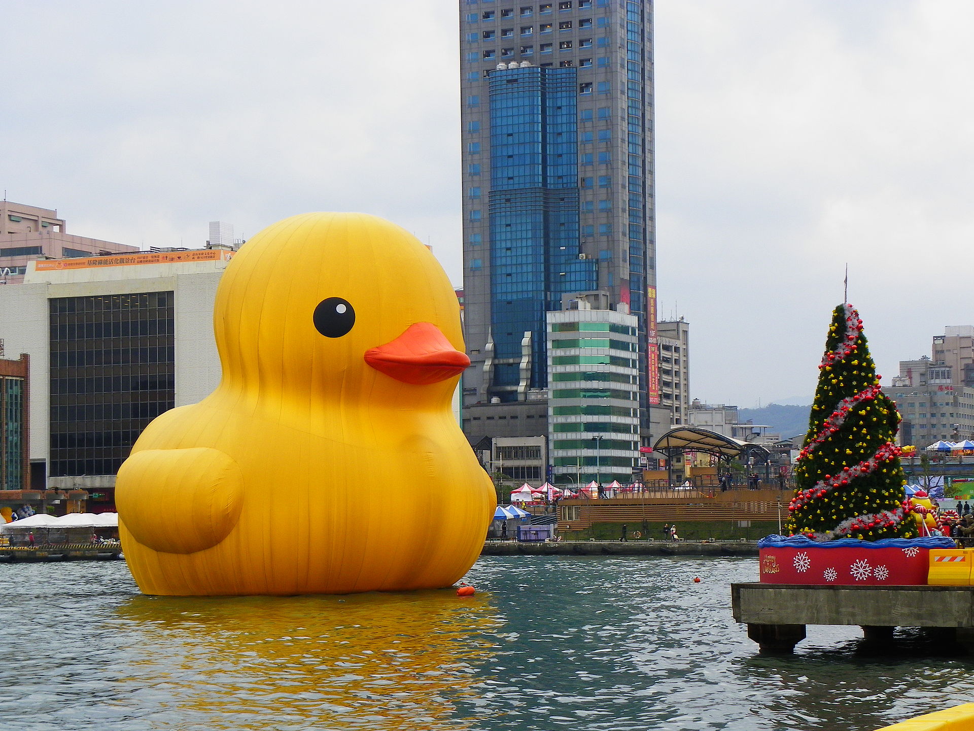 2013年黃色小鴨在基隆海洋廣場陪民眾過聖誕節。（圖／wikiwand)
