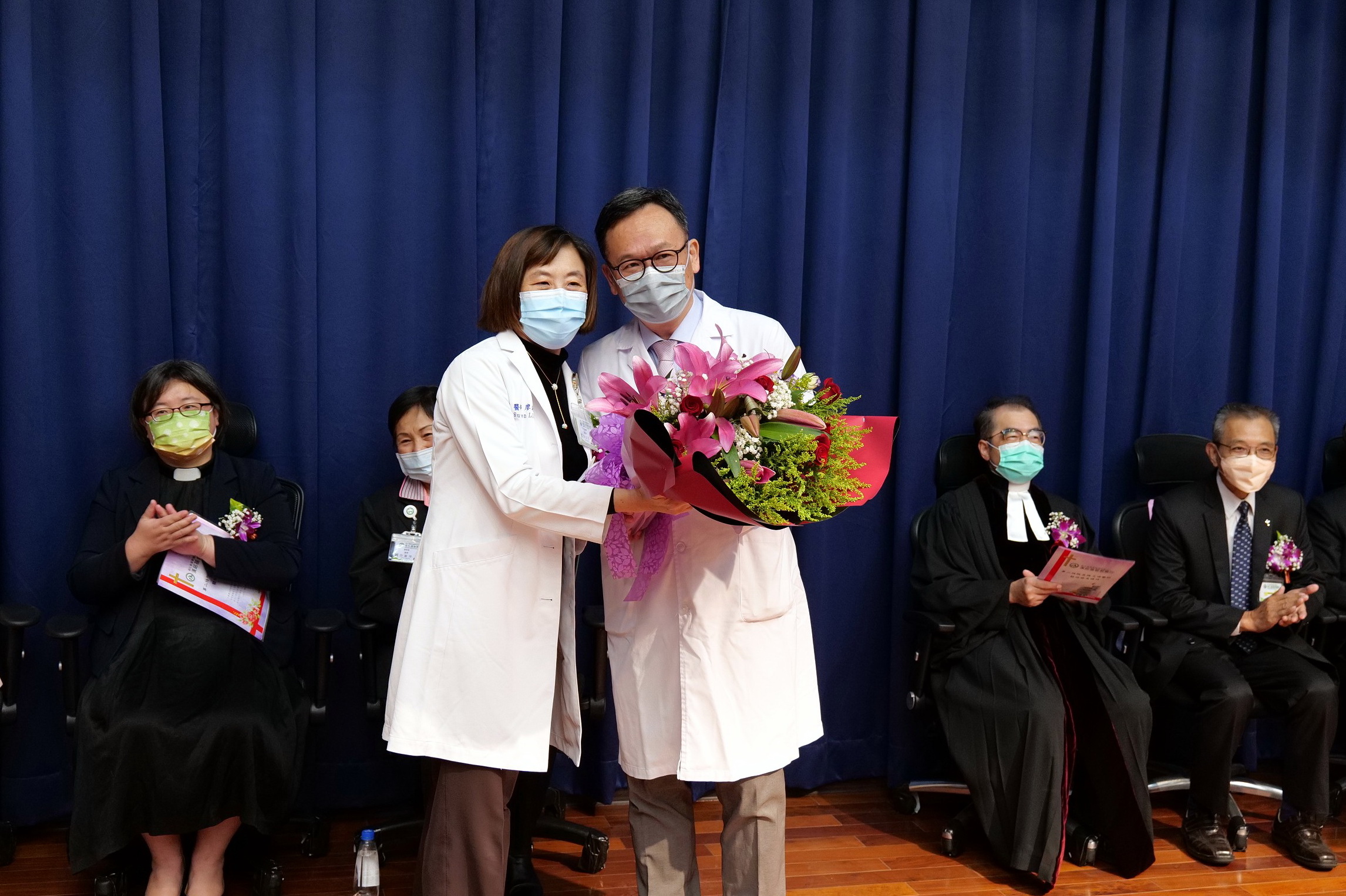 彰基復健醫學部主任廖淑芬醫師致贈鮮花，並為院長老公獻上滿滿的祝福。